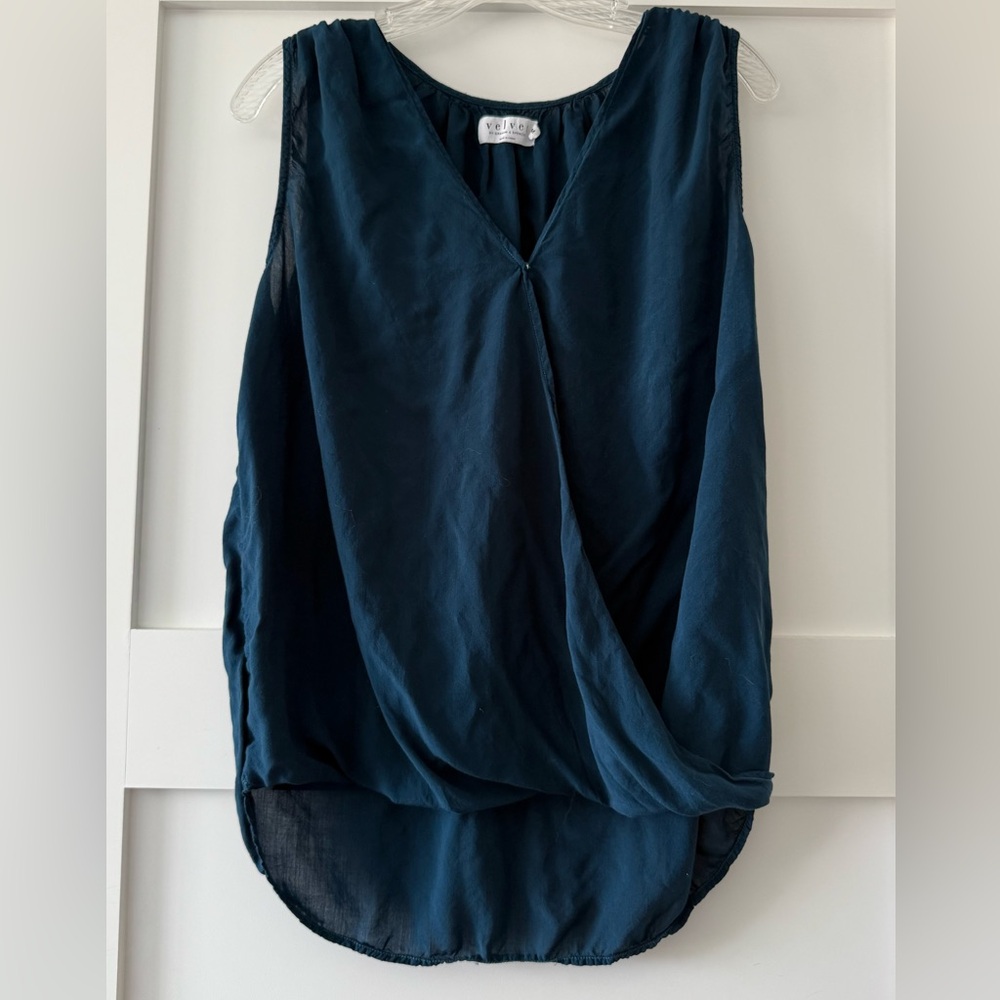Velvet by Graham and Spencer High-Low Hem Sleeveless Blue Blouse in Size M